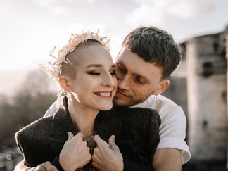 Portrait de couple de mariés souriants sur un roof-top en centre-ville face au château d'Angers