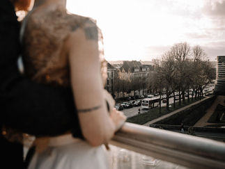 Portrait de couple de mariés de dos, sur un roof-top en centre-ville face au château d'Angers