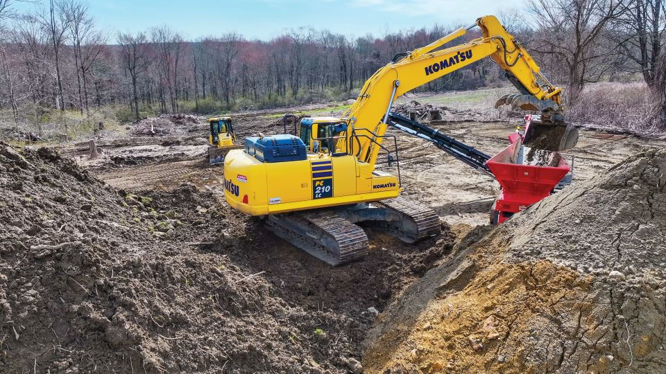 At a residential project, David Gesiak loads material into a Terex Finlay 860 screener with a Komatsu PC210LC-11 excavator.