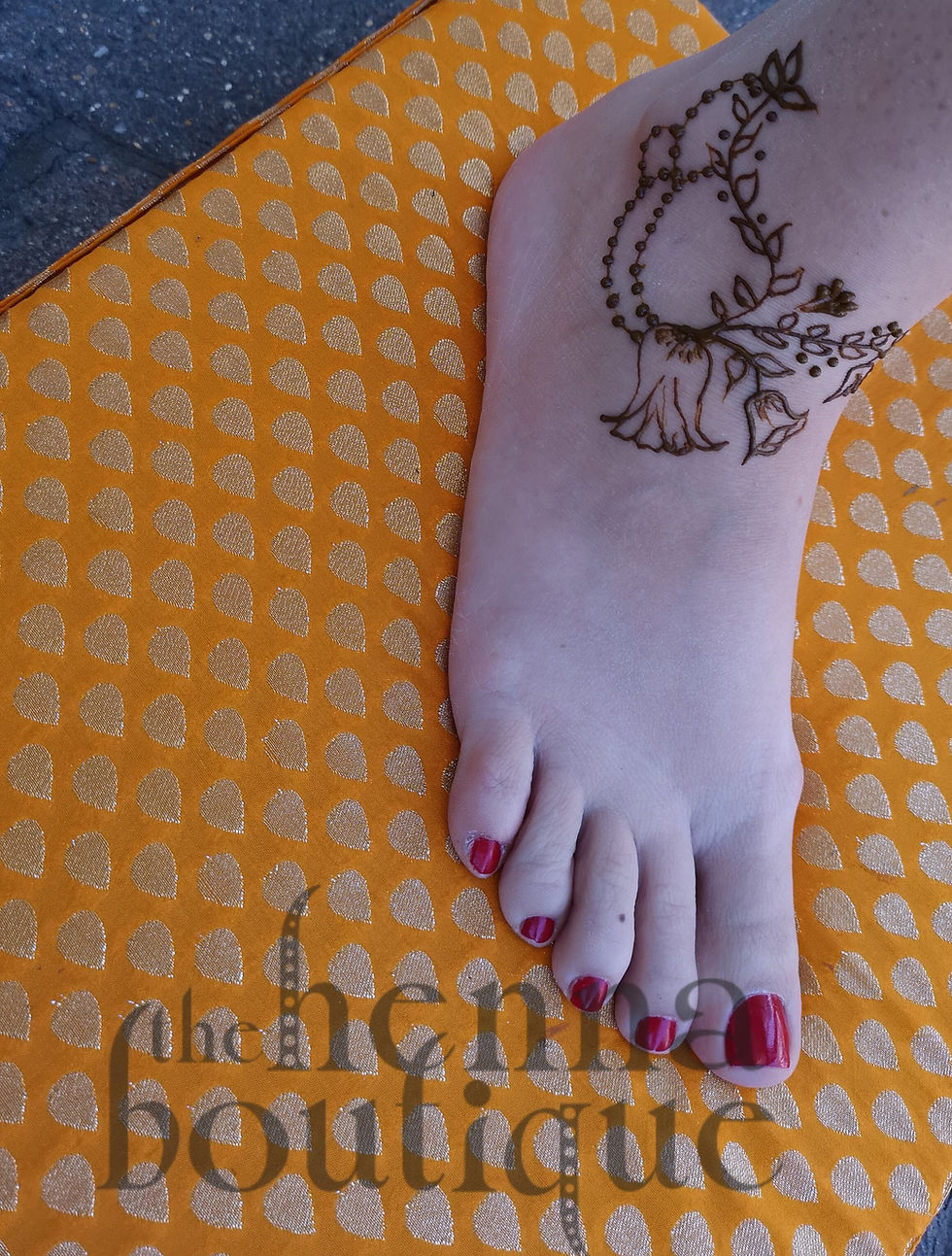 Floral design combined with chains to look like a delicate anklet