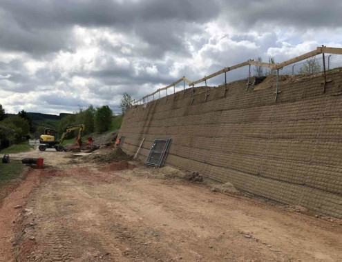 Ansicht der KBE-Stützwand vom künftigen Wirtschaftsweg aus