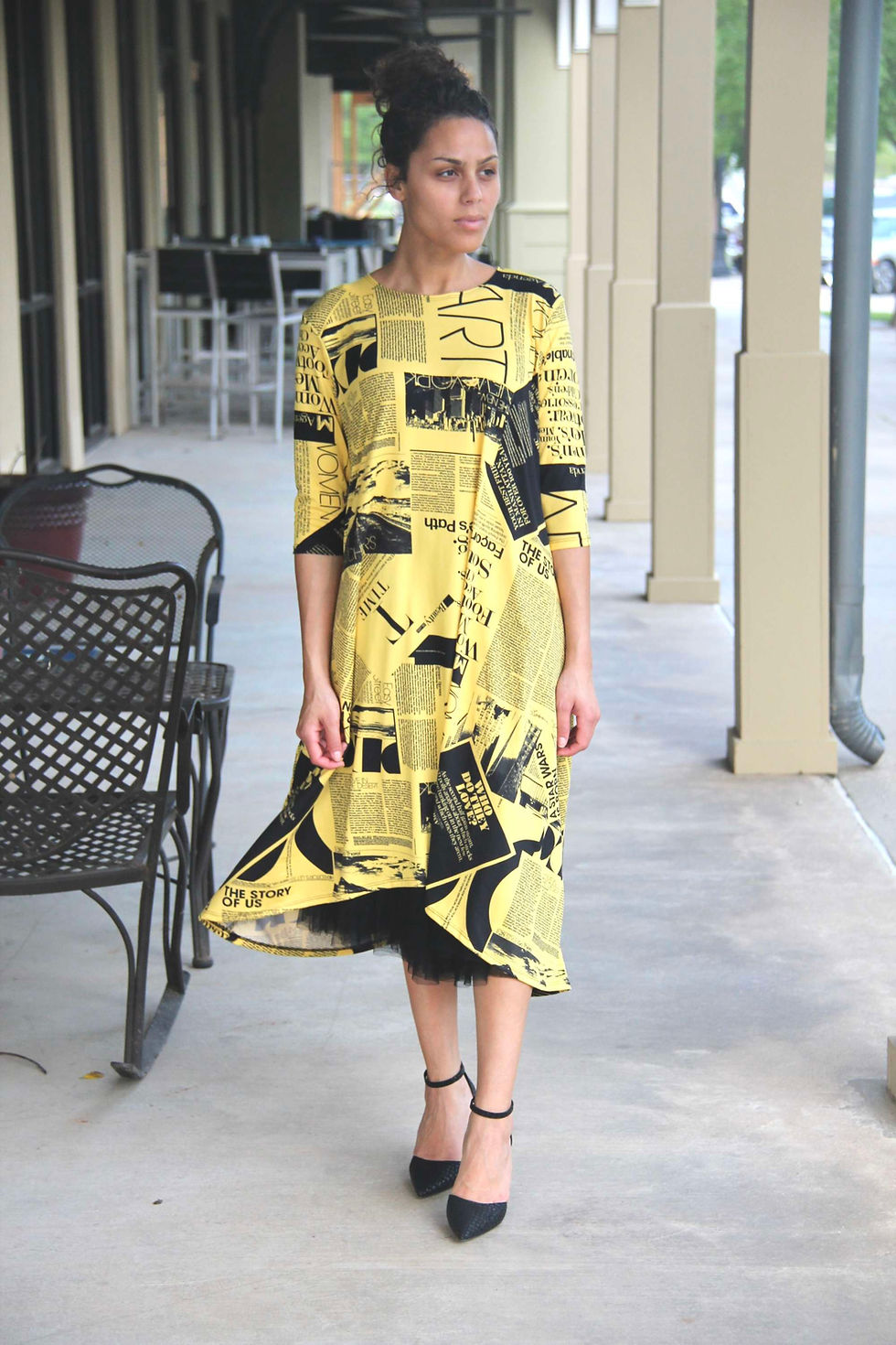 Miniatura: Vestido Hiloa con bolsillos en estampado de noticias en color mostaza