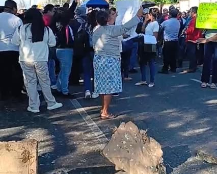 Protestan padres de familia de Pajapan para exigir maestros en la ESTI No. 83