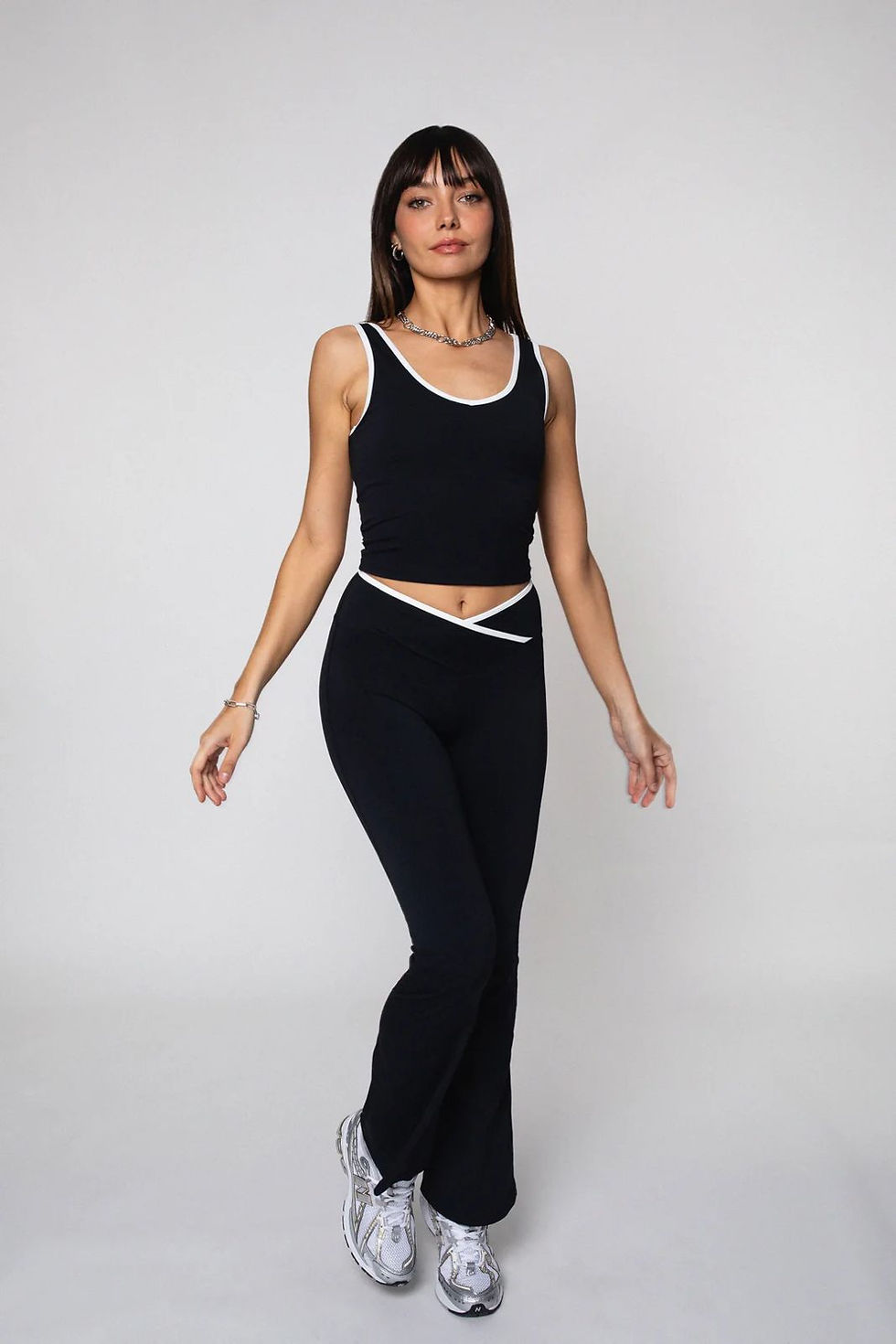 Miniatura: Pantalon acampanado deportivo negro con blanco V cut