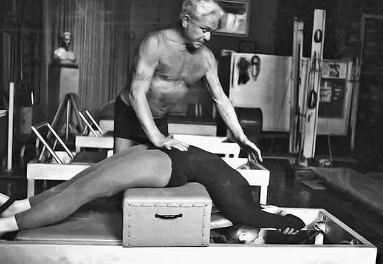 Joseph H.Pilates pendant un cours