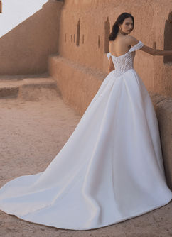 A-Line Wedding Gown with pearls. Enzoani. Venice Wedding