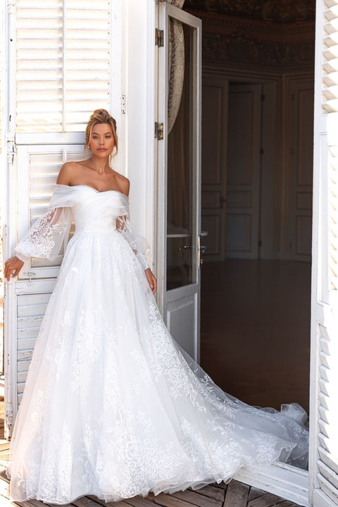 Off shoulder A-line light wedding dress. Daria Karl