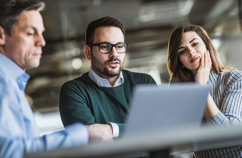 étudiants se formant à la bourse en e-learning grâce à l'Ecole de la Bourse