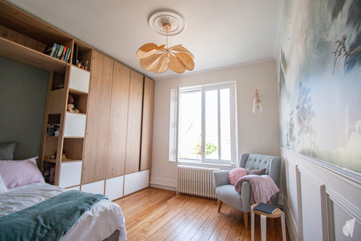 Rénovation et décoration d'une chambre d'ado à Annecy, par le Studio Coralie Vasseur. Coralie Vasseur est votre architecte d'intérieur et décoratrice UFDI à Annecy, Megève et en Haute Savoie : vue d'ensemble sur la chambre de fille avec agencement sur mesure et papier peint panoramique