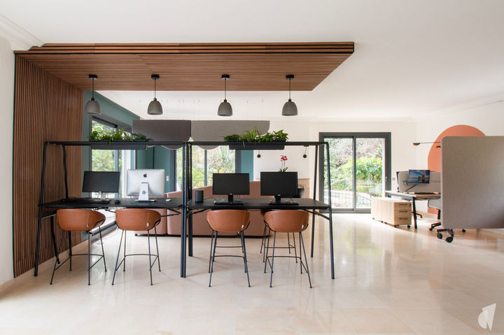 Aménagement de bureaux modernes dans une maison à Aix les Bains par l'architecte d'intérieur Coralie Vasseur : bureaux assis debout