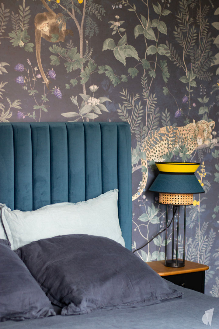 Décoration de chambre parentale poétique bleue en co-conception à Annecy : tête de lit velours bleu et lampe de chevet