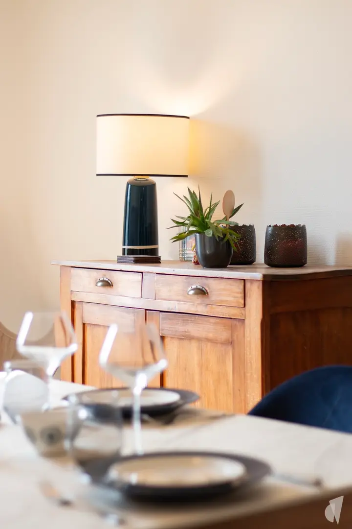 Décoration d'un appartement chic à Cruseilles par le Studio Coralie Vasseur : meuble chiné de brocante