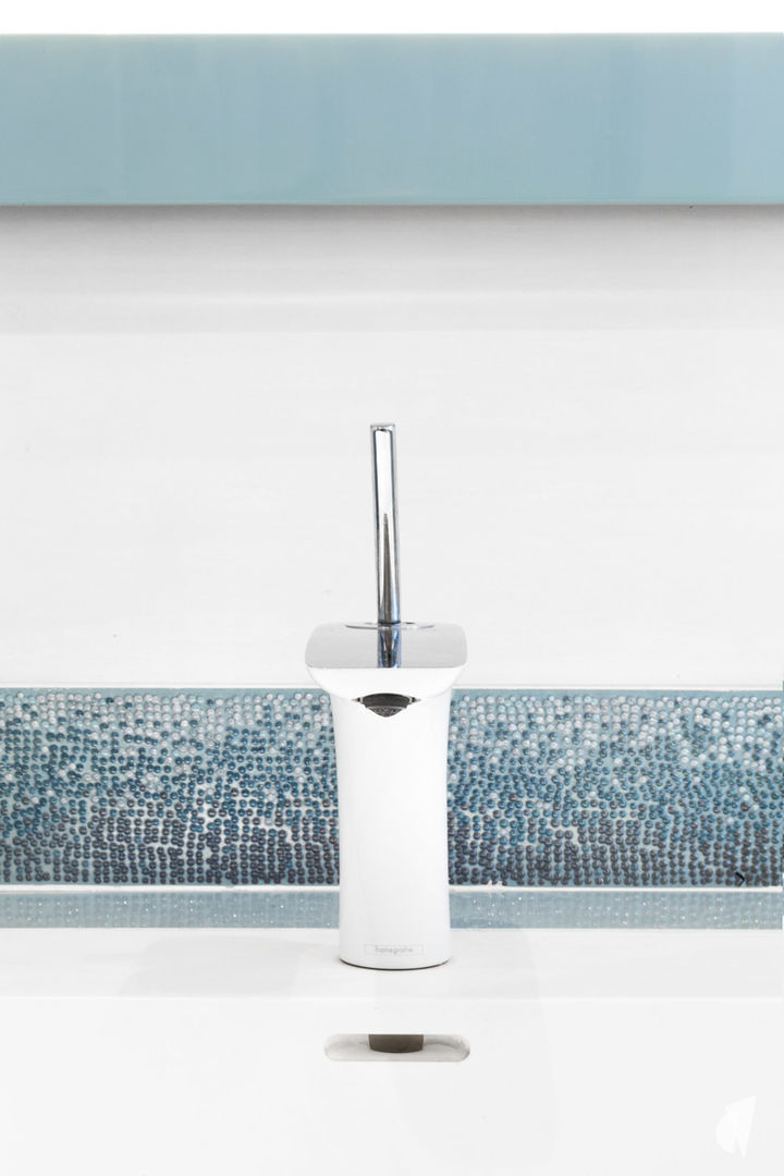 Création d'une salle de bains lumineuse à Annecy par le Studio Coralie Vasseur, architecte d'intérieur : robinetterie design