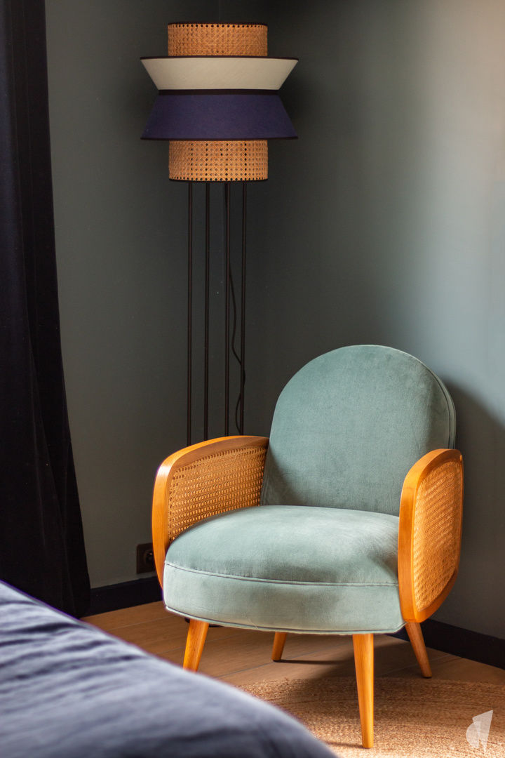 Décoration de chambre parentale poétique bleue en co-conception à Annecy : fauteuil en velours et cannage