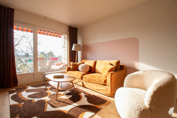 Rénovation et décoration d'un appartement familial à Annecy, par le Studio Coralie Vasseur. Coralie Vasseur est votre architecte d'intérieur et décoratrice à Annecy : salon cosy et lumineux