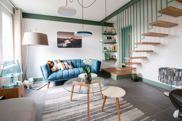 Décoration d'un appartement rénové en co-conception à Annecy-le-Vieux, par le Studio Coralie Vasseur. Coralie Vasseur est votre architecte d'intérieur et décoratrice  à Annecy, Lyon, Chambéry et Grenoble : mise en couleur de l'escalier, des plinthes et de la poutre en métal pour une harmonie douce et reposante
