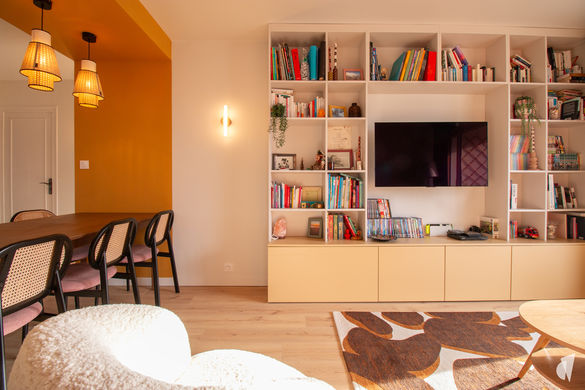 Rénovation et décoration d'un appartement familial à Annecy, par le Studio Coralie Vasseur. Coralie Vasseur est votre architecte d'intérieur et décoratrice à Annecy : espace repas convivial et bibliothèque sur-mesure