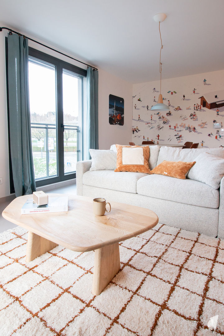 Appartement décoré pour location longue durée à Annecy, par la décoratrice d'intérieur Coralie Vasseur : salon cosy et tapis damier