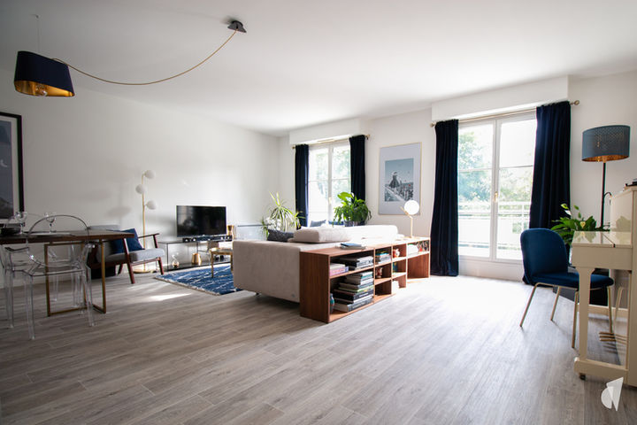 Décoration d'une pièce de vie poétique à Annecy par la décoratrice d'intérieur Coralie Vasseur : pièce de vie spacieuse