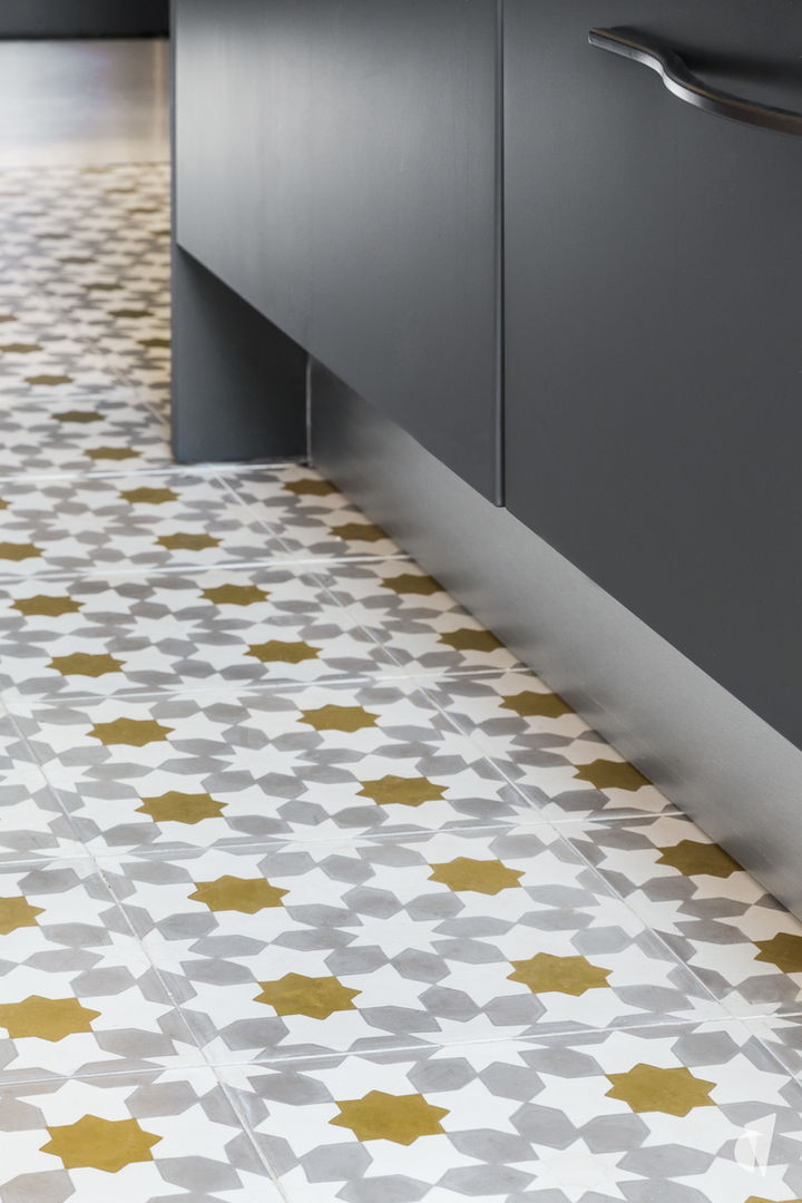 Création d'une cuisine à vivre Haussmannienne par Studio Coralie Vasseur à Paris : carreaux de ciment