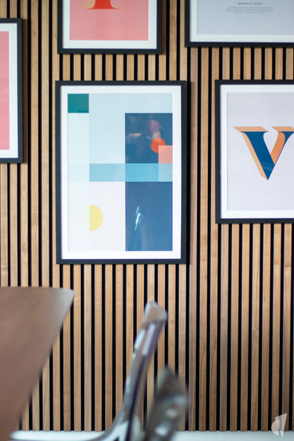 Aménagement et décoration d'une salle de pause et de réunion dans les bureaux d'un cabinet VRD à Argonay par Studio Coralie Vasseur. Coralie Vasseur est votre designer d'espaces professionnel spécialisée pour bureaux, hôtels, restaurants à Annecy, Lyon, Grenoble et Chambéry : focus sur la décoration murale et l'acoustique de la salle détente