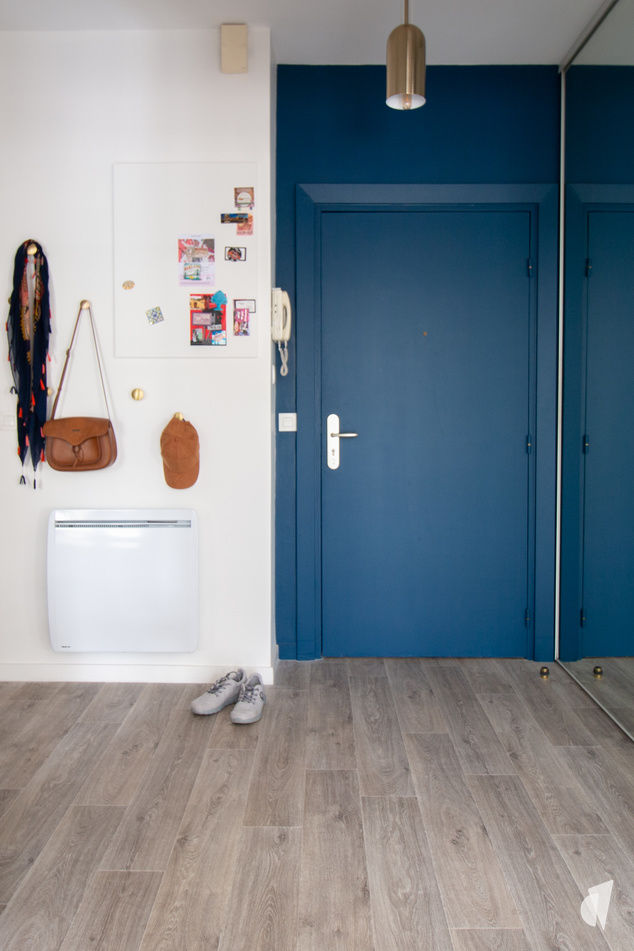 Décoration d'une pièce de vie poétique à Annecy par la décoratrice d'intérieur Coralie Vasseur : porte d'entrée bleue