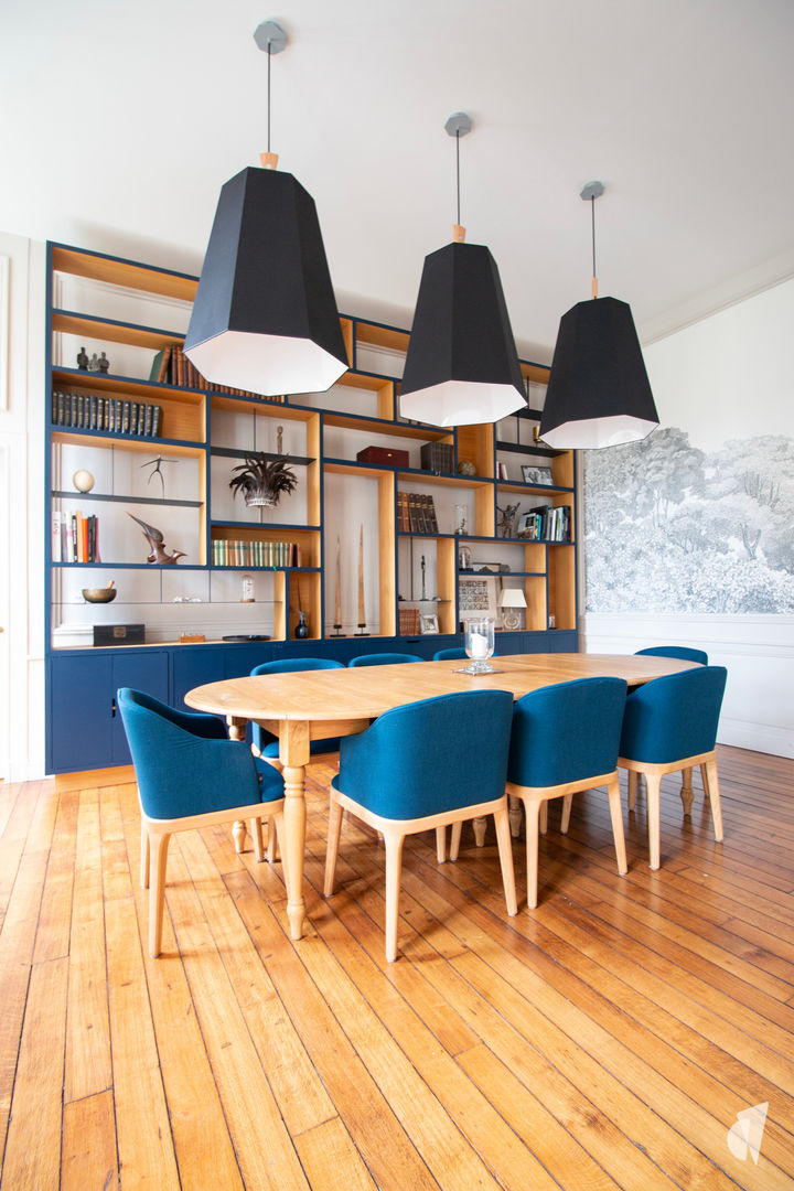 Décoration d'une maison de maître à Annecy par l'architecte d'intérieur Coralie Vasseur : salle à manger bleue avec bibliothèque grand format