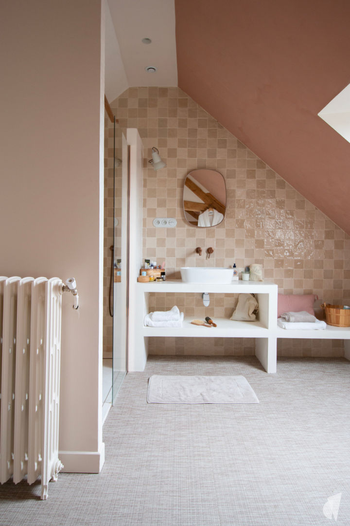 Création d'une suite parentale sous combles à Chambéry, par l'architecte d'intérieur et décoratrice Coralie Vasseur : salle d'eau féminine avec zellige et bolon