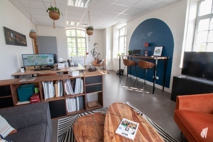 Décoration des bureaux d'une startup à Annecy par l'architecte d'intérieur Coralie Vasseur : espace partagé, bureaux assis debout et ambiance cool