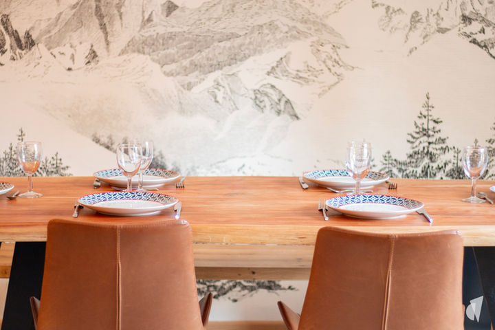 Décoration d'un chalet savoyard à Val d'Isère par l'architecte d'intérieur Coralie Vasseur : papier peint montagne