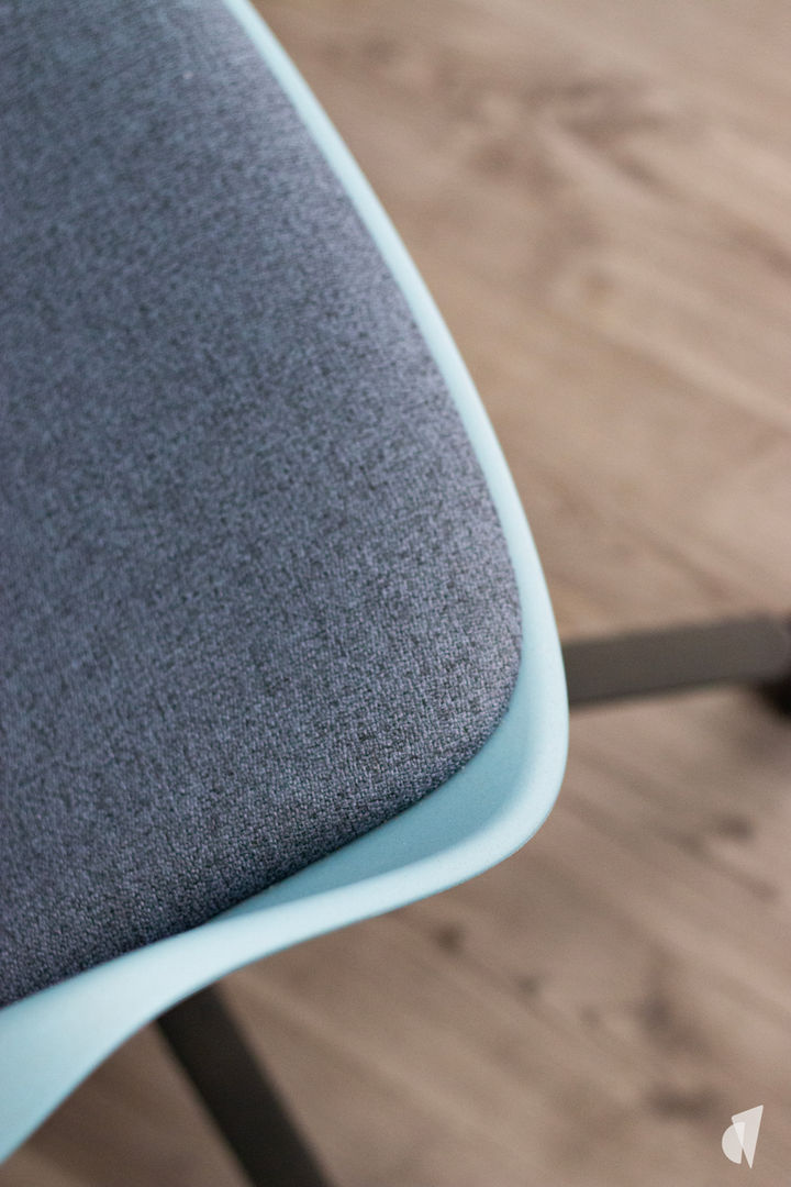 Aménagement et décoration d'un cabinet de recrutement par le Studio Coralie Vasseur, architecte d'intérieur à Annecy : mobilier de bureau confortable et RSE