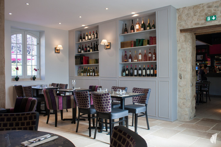 Agencement et décoration de restaurant à Annecy par l'architecte d'intérieur Coralie Vasseur : cave à vin et mobilier CHR