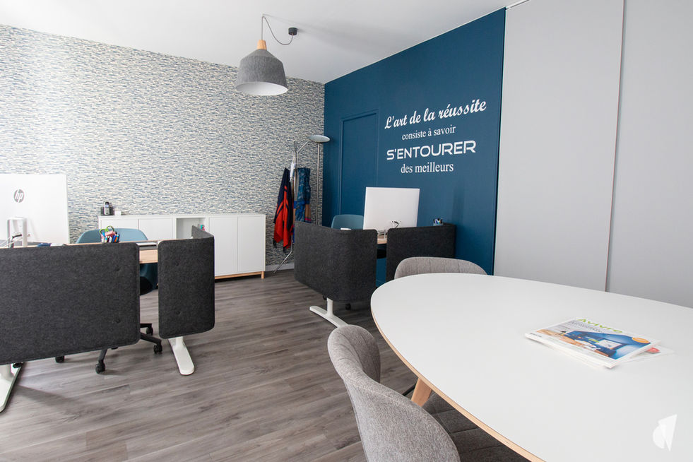 Aménagement et décoration d'un cabinet de recrutement et de gestion de carrière à Annecy par Studio Coralie Vasseur. Coralie Vasseur est votre designer d'espaces professionnel spécialisée pour bureaux, hôtels, restaurants à Annecy, Lyon, Grenoble et Chambéry : open space et table de réunion 
