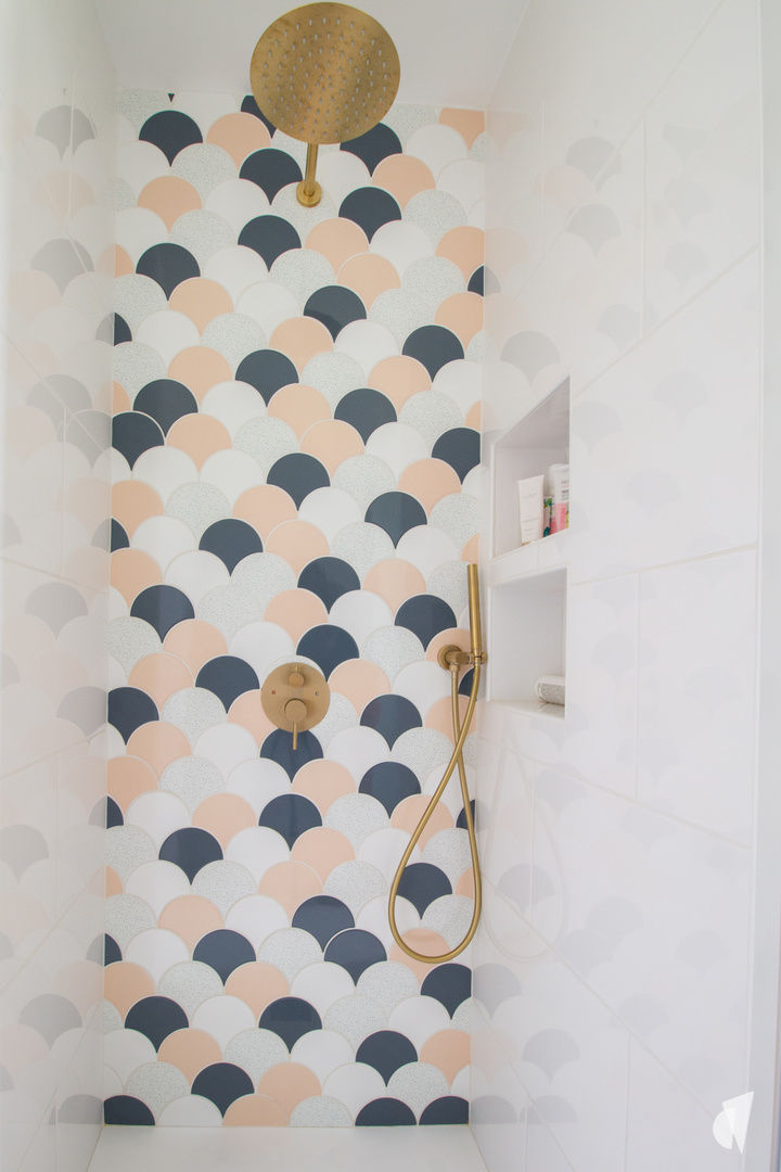 Décoration de chambre parentale japonisante par la décoratrice d'intérieur Coralie Vasseur à Chambéry : mur de douche écailles et robinetterie laiton