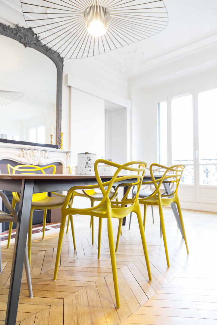 Création d'une cuisine à vivre Haussmannienne par Studio Coralie Vasseur à Paris : chaises masters