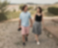 Casal de homem e mulher, de mãos dadas andando