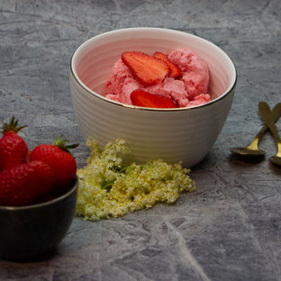 Erdbeer-Holunderblüten-Eis