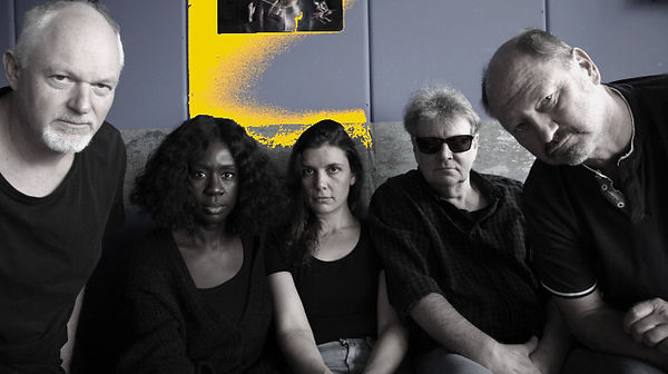 IMG_2785_Gruppe_entsättigt belichtet Gelbeffekt_dave abgedunkelt_verson offener.jpeg