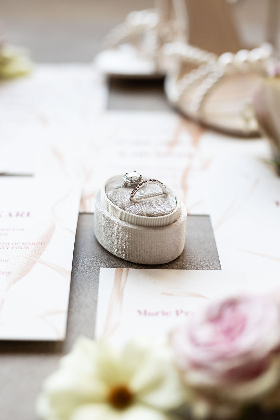 Bagues des mariés entouré d'accessoire, chaussure de la mariée, fleur, faire part