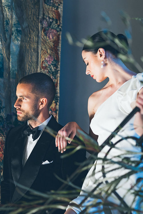 Couple de mariés dans une ambiance romantique fashion.