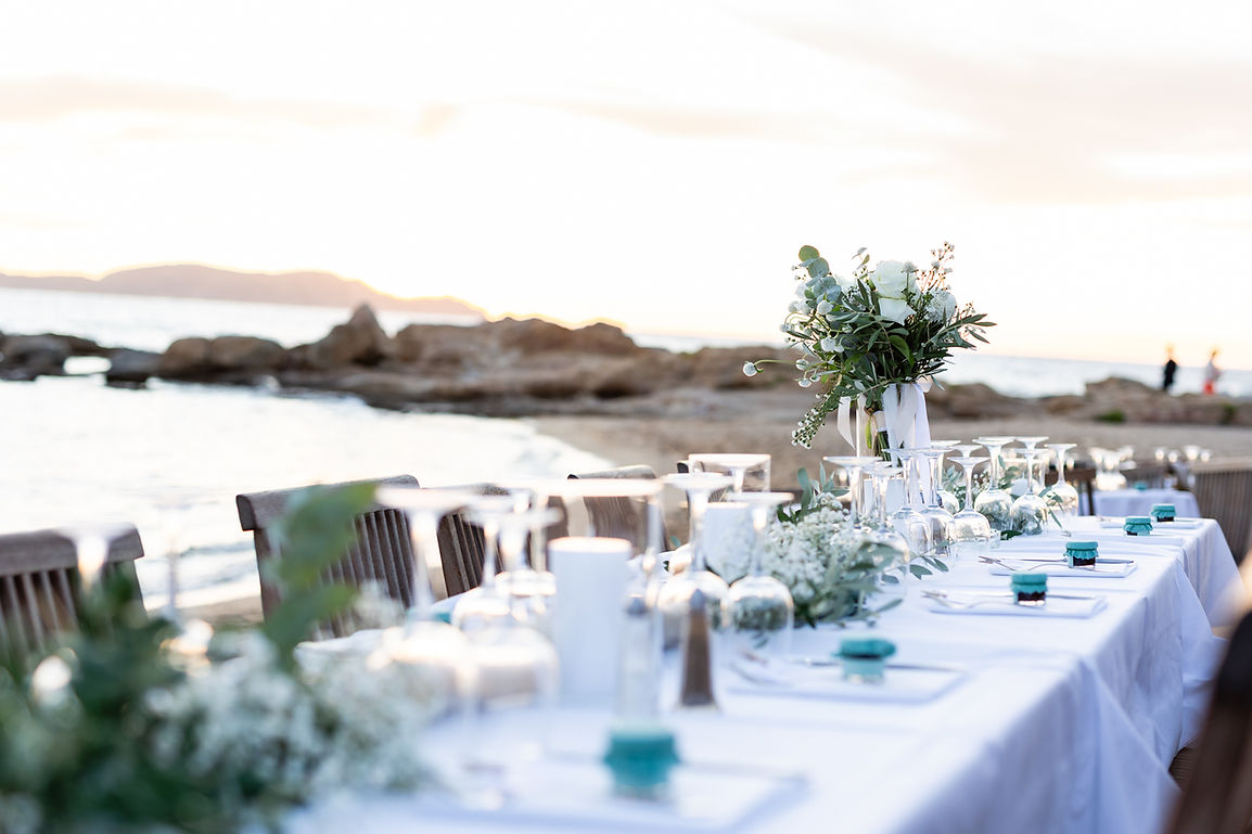 Dîner romantique en bord de mer, décoration élégante