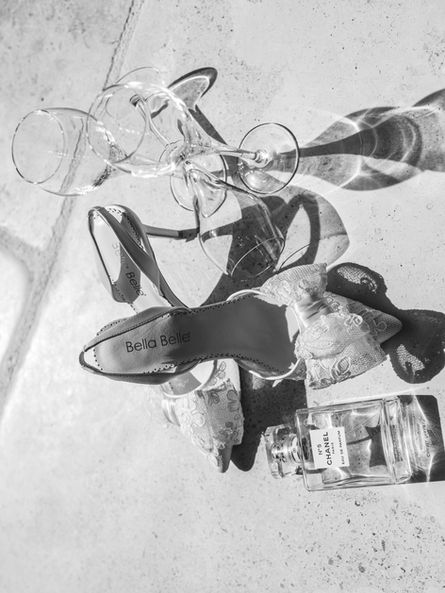 flatlay qui regroupe des accessoire d'un mariage à paris