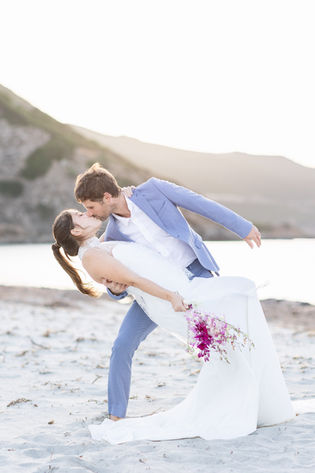 Un couple s'embrasse sur la plage, Mariages, une robe blanche, Romain Bastelica photography