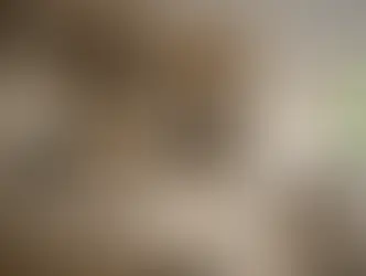 Vestidor abierto con dormitorio de fondo. Tonos neutros