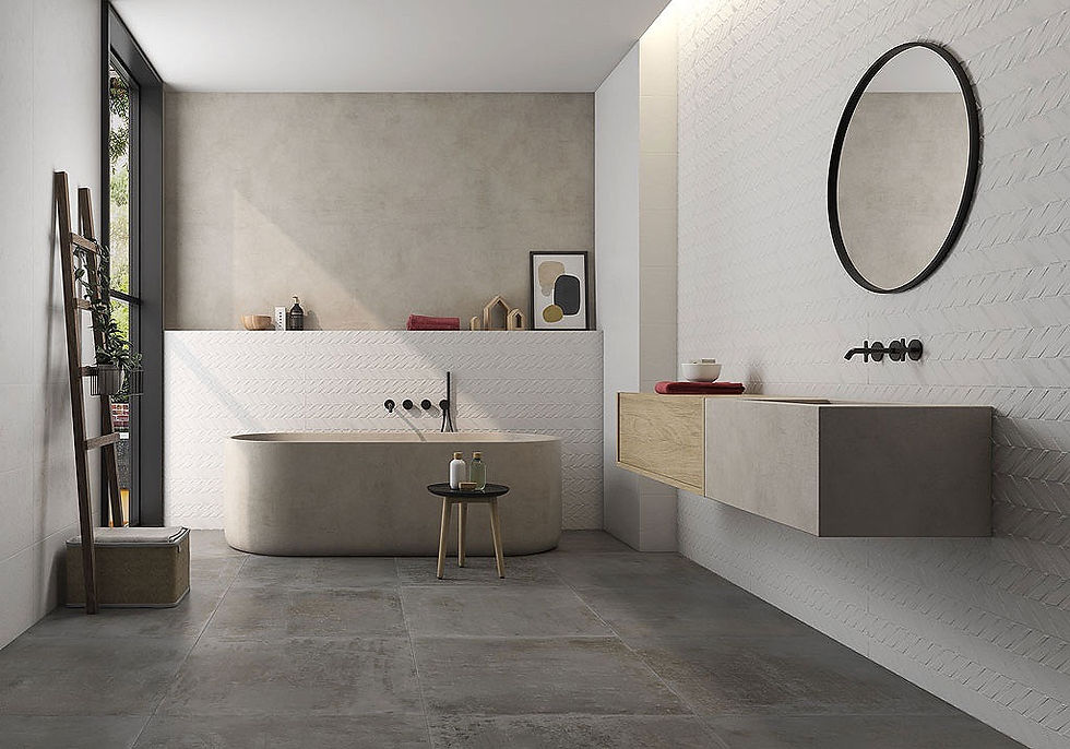 Baño moderno con bañera beige, espejo redondo, paredes blancas texturizadas. Estante con plantas junto a la ventana. Ambiente minimalista.