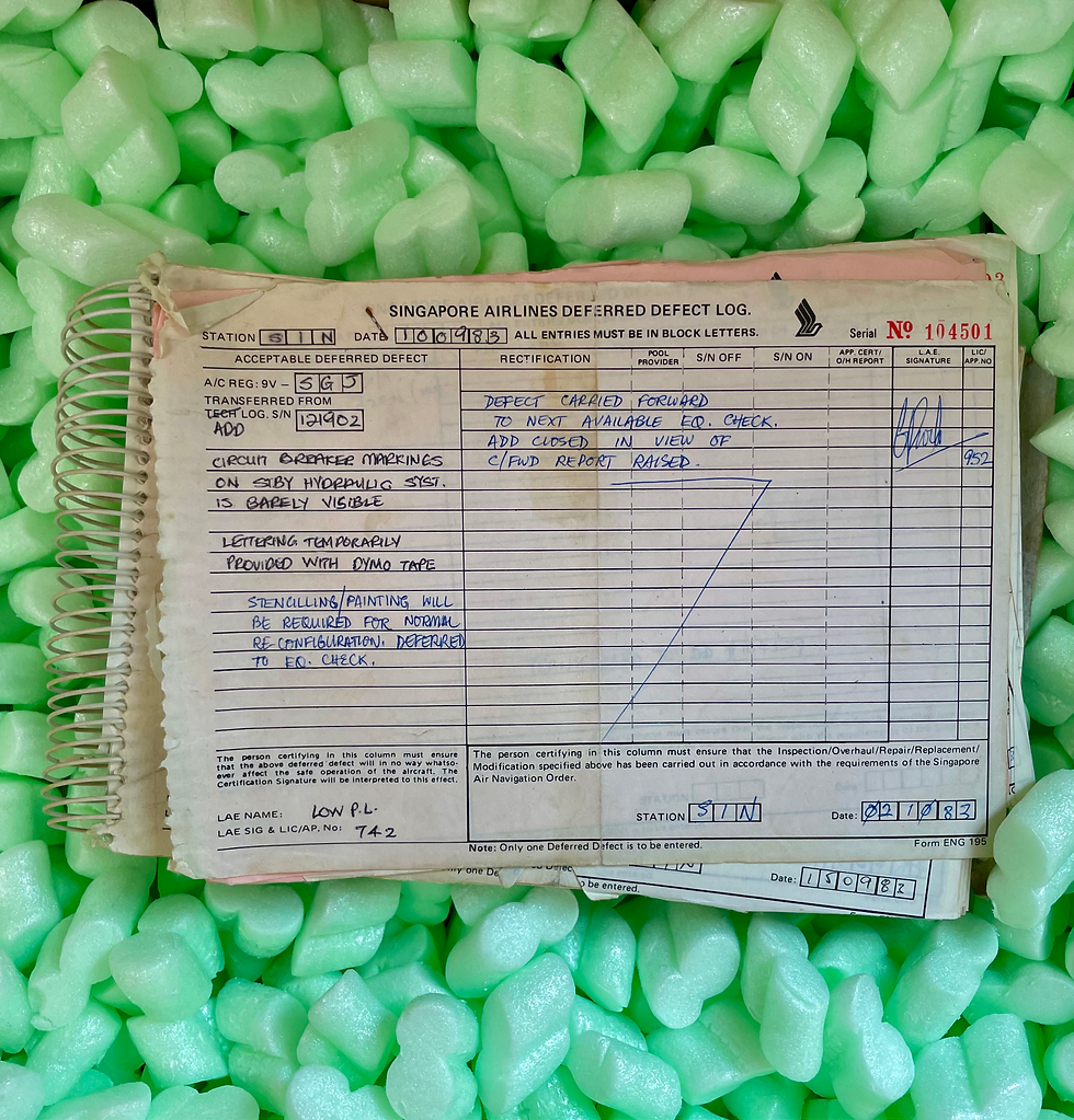 Miniaturbild: Singapore Airlines Defect Log Book (Various Damaged)
