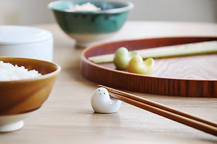 箸置き一つだけで、テーブルの表情が変化。食事を正しく整えるための道具としてデザインされています。各イベントに合う箸置きをさまざま取り揃えています