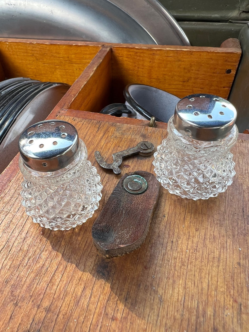 Thumbnail: Original U.S. WWII US Enameled Portable Mess Set in Transit Chest - By CRESCO