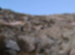 Chico en la montaña con un frontal