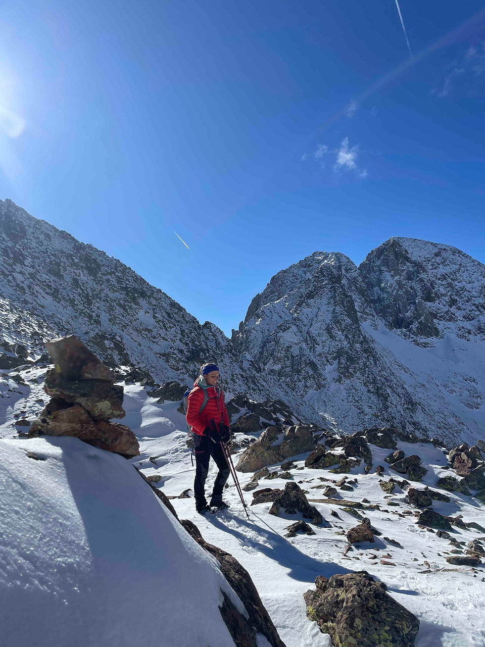 Alpinista en la montaña nevada